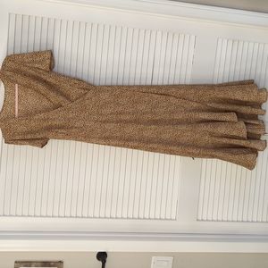 All over print side tie wrap dress with ruffle trim. Size XL.